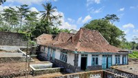 Hingga saat ini, sisa erupsi tahun 2010 masih ada kendati telah tersapu material vulkanik dan awan panas. Namun, bentuk bangunan masih berdiri walaupun beberapa bagian telah hilang.