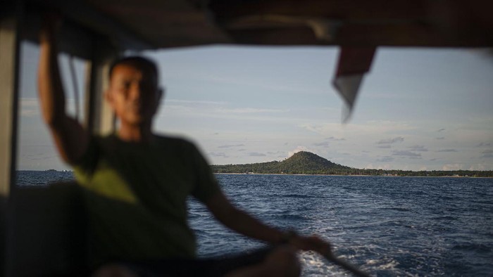 Pulau Laut tampak dari kapal salah satu nelayan di Kabupaten Natuna, Kepulauan Riau.