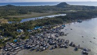 Letak Pulau Laut yang berbatasan dengan Vietnam dan Malaysia, menjadi tantangan bagi pemerintah Republik Indonesia dalam menjaga pulau seluas 37,64 kilometer persegi itu dari ancaman negara lain.