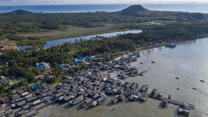 MUTIARA DI UJUNG NATUNA Pulau Laut tampak dari kapal salah satu nelayan di Kabupaten Natuna, Kepulauan Riau.