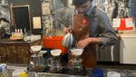 Ngopi Santai di Kafe Daong dengan Panoroma Pohon Pinus