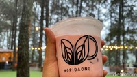  Lebih fokus ke menu kopi dan minuman lainnya. Menu andalannya ada Red Velvet Latte. Rasanya legit manis karena menggunakan bubuk red velvet sebagai bahan utamanya. Foto: detikFood