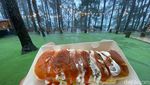 Ngopi Santai di Kafe Daong dengan Panoroma Pohon Pinus