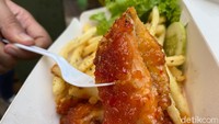  Kalau mau yang kekinian, bisa pesan Chicken Schnitzel ala Jerman disajikan dalam kotak makan lengkap dengan kentang goreng, fillet dada ayam dan selada. Foto: detikFood
