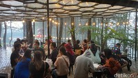 Meski perjalanannya cukup jauh dari kota Bogor, tapi Kopi Daong selalu dipenuhi oleh pengunjung meski di hari kerja. Banyak pengunjung yang rela mengantre untuk bisa ngopi di sini. Foto: detikFood
