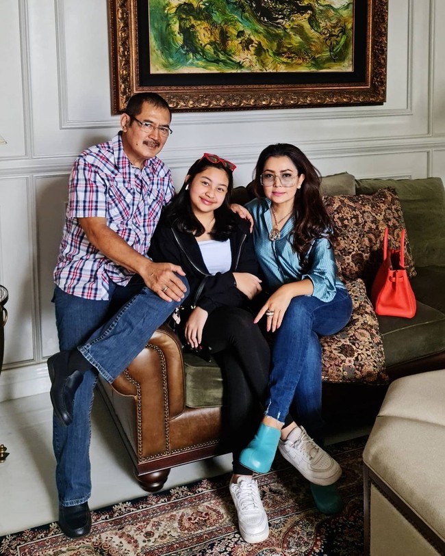 Penyanyi yang bernama Agustina Mayangsari ini menikah resmi dengan Bambang Trihatmodjo 11 Juli 2011. Kabarnya sebelum itu, Mayangsari dan Bambang menikah siri pada 7 Juli 2000. Dari pernikahan keduanya, lahir seorang anak perempuan bernama Kirania Siti Hartina Trihatmodjo pada 30 Maret 2006 di Rumah Sakit Internasional Bintaro. Sebelumnya Bambang Trihatmodjo sudah menikah dengan Halimah Agustina Kamil pada tanggal 24 Oktober 1981 dan ia menceraikan Halimah pada 2007. Foto: Instagram @mayangsari_official