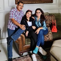 Penyanyi yang bernama Agustina Mayangsari ini menikah resmi dengan Bambang Trihatmodjo 11 Juli 2011. Kabarnya sebelum itu, Mayangsari dan Bambang menikah siri pada 7 Juli 2000. Dari pernikahan keduanya, lahir seorang anak perempuan bernama Kirania Siti Hartina Trihatmodjo pada 30 Maret 2006 di Rumah Sakit Internasional Bintaro. Sebelumnya Bambang Trihatmodjo sudah menikah dengan Halimah Agustina Kamil pada tanggal 24 Oktober 1981 dan ia menceraikan Halimah pada 2007. Foto: Instagram @mayangsari_official