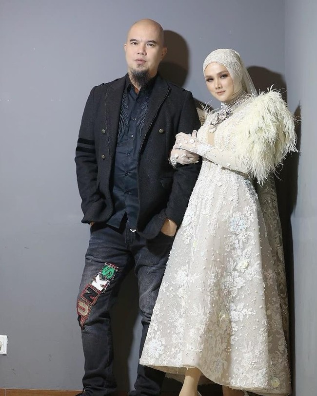 Raden Wulansari atau dikenal dengan nama Mulan Jameela menikah siri dengan Ahmad Dhani pada 2009. Sebelum dengan Ahmad Dhani, Mulan Jameela pernah menikah dengan Harry Indra Nugraha. Dari pernikahannya bersama suami pertama, Mulan Jameela dikaruniai dua orang anak, yakni Tyarani Nugraha, dan Daffi Nugraha. Kemudian bersama Ahmad Dhani ia kembali diberikan dua anak bernama Safeea Ahmad dan Ahmad Syailendra Aerlangga. Foto: Instagram @mulanjameela1