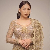 Tata Janeeta merupakan mantan anggota grup vokal wanita Dewi Dewi dan Mahadewi. Ia pernah menjalani penikahan siri dengan Mehdi Zati pada 31 Juli 2014. Keduanya mengaku terpaksa melakukan hal tersebut karena mengaku kesulitan mengurus pernikahan beda negara di Indonesia. Seperti diketahui, Mehdi Zati adalah pria asal Iran. Sayangnya, saat kabar itu dibagikan olehnya, Tata Janeeta mengaku sudah tidak bersama Mehdi Zati. Ia ditalak lewat sambungan telepon dan ditinggal pergi begitu saja. Meski begitu, pada 2018 mereka rujuk. Pernikahan kali ini digelar secara agama dan sah di mata negara sebelum akhirnya bercerai tahun lalu. Kini Tata sudah menikah dengan Raden Brotoseno. Foto: Instagram @tatajaneetaofficial
