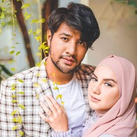 Banyak orang yang belum mengetahui jika sebelum melangsungkan pernikahan secara resmi, Ammar Zoni da Irish Bella ternyata sempat nikah siri. Fakta itu terkuak saat keduanya berbicara di akun Youtubenya. Irish Bella mengatakan alasannya setuju menikah siri karena ingin diikat saat sudah mantap memilih Ammar Zoni sebagai pendamping hidupnya. Mereka pun tampak menikah siri dengan sederhana, menggelar ijab kabul di hadapan seorang penghulu. Foto: Instagram @_irishbella_