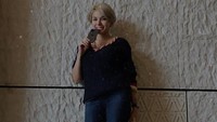 Di unggahan berbeda, Nikita Mirzani menyebut dirinya sebagai aset negara. Hal ini berhubungan dengan rumahnya yang dijaga ketat aparat kepolisian usai diancam akan disatroni simpatisan Habib Rizieq Shihab beberapa waktu lalu. (Foto: dok. Instagram @nikitamirzanimawardi_17)