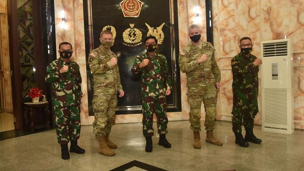Panglima TNI Marsekal Hadi Tjahjanto menerima courtesy call Chief of Staff of the US ARMY General James C. McConville (Dok. Puspen TNI).