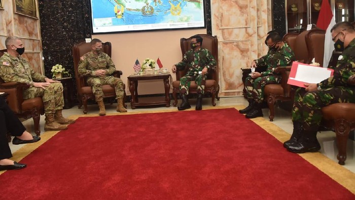 Panglima TNI Marsekal Hadi Tjahjanto menerima courtesy call Chief of Staff of the US ARMY General James C. McConville (Dok. Puspen TNI).
