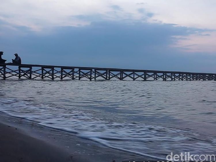 Potret Serunya Berkeliling Pantai Glagah Wangi