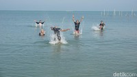 Pantai Glagah Wangi yang terletak di Desa Tambakbulasan, Kecamatan Karangtengah tersebut biasa dikenal dengan sebutan wisata Istana Tambakbulusan (Istambul). 