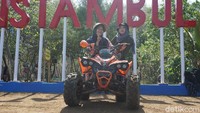 Selain itu pengunjung juga bisa menikmati berbagai wahana yang disediakan di luar harga tiket masuk. Seperti mobil atv, mandi bola, perahu bebek, dan lainnya. 