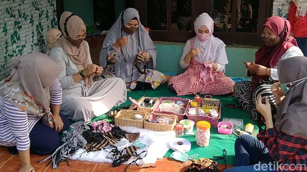 Pasutri di Batang ajarkan Bahasa Mandarin gratis sepulang dari China. Pasutri ini juga memproduksi masker premium dan dijual online ke luar negeri.