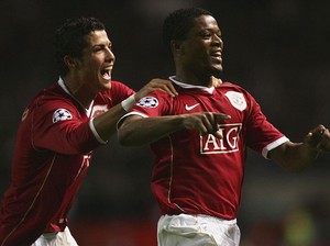 Kocak! Cristiano Ronaldo Lirik ke Arah Celana dalam Nostalgia Evra
