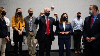 Wakil Presiden AS Mike Pence ikut menonton langsung peluncuran misi Crew-1 bersama Administrator NASA Jim Bridenstine. CEO SpaceX Elon Musk absen dari event ini karena sakit yang diduga gejala COVID-19. Foto: (NASA/Aubrey Gemignani)/NASA/Aubrey Gemignani