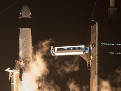 Detik-detik Roket SpaceX Terbangkan 4 Astronaut ke Antariksa