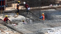 Pasar Senen sebelumnya habis dilalap api pada tahun 2017. Akibat peristiwa itu pedagangnya memencar menjajakan dagangannya.