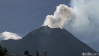 Berdasarkan data pengamatan Balai Penyelidikan dan Pengembangan Teknologi Kebencanaan Geologi (BPPTKG) per enam jam pada pukul 06.00 WIB - 12.00 WIB terjadi 21 gempa guguran, 16 kali gempa hembusan, 65 kali fase banyak dan 12 kali gempa vulkanik dangkal.