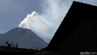 Penampakan Gunung Merapi yang terlihat menghembuskan asap putih itu terlihat di Boyolali, Jawa Tengah, Senin (16/11/2020).