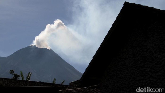Penampakan Gunung Merapi yang Hembuskan Asap Putih Status Gunung Merapi naik jadi siaga sejak beberapa hari lalu. Gunung aktif itu pun sempat mengeluarkan asap putih. Berikut penampakannya.