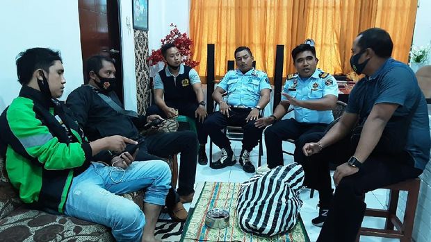 Petugas Lapas Kelas IIA Mataram menggagalkan upaya penyelundupan sabu yang dibawa seseorang yang berpenampilan bak pengendara ojol (dok Ditjen Pas)