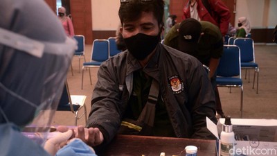 Petugas Pemungutan Suara Kota Depok Jalani Rapid Test