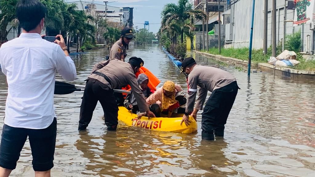 Polisi bantu warga yang terdampak banjir rob di Jakarta Utara