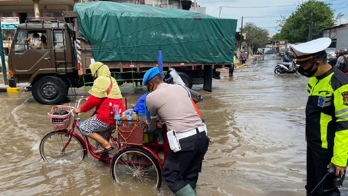 Polisi bantu warga yang terdampak banjir rob di Jakarta Utara