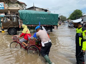 Banjir Rob di Muara Baru-Sunda Kelapa, Polisi Turun Tangan Bantu Warga