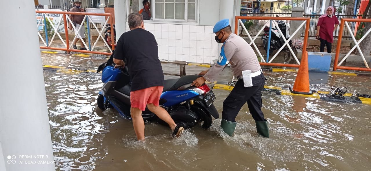 Polisi bantu warga yang terdampak banjir rob di Jakarta Utara