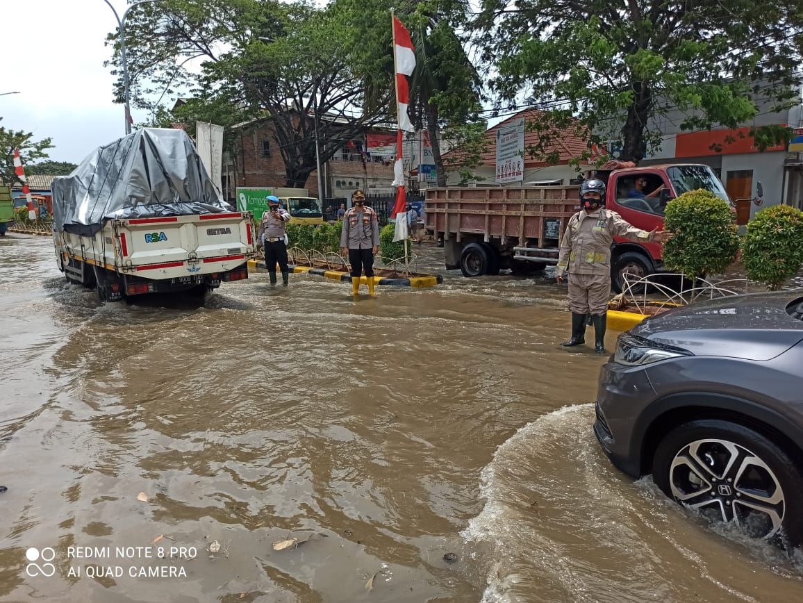 Banjir Rob di Muara BaruSunda Kelapa, Polisi Turun Tangan Bantu Warga