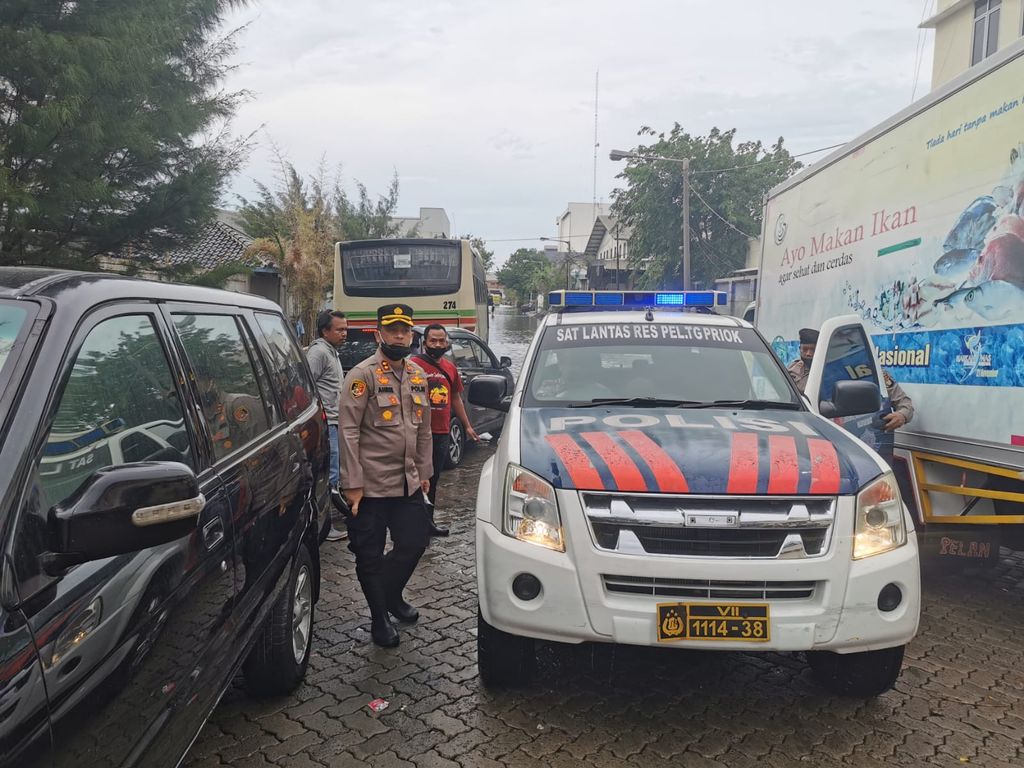 Polisi bantu warga yang terdampak banjir rob di Jakarta Utara