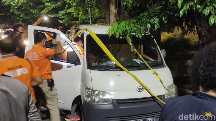 Polisi olah TKP penemuan mayat dalam mobil di Kota Semarang, Senin (16/11/2020).