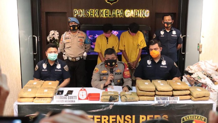 2 Pengedar Narkoba Ditangkap Di Jakbar 23 Kg Ganja Disita