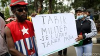 Dalam aksi tersebut para peserta aksi unjuk rasa tersebut tampak membawa sejumlah poster dan spanduk berisi aspirasi mereka.