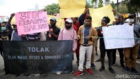 Sejumlah poster maupun spanduk yang dibawa oleh para massa aksi tersebut bertuliskan Stop Merampas Hak Kami, serta Tolak Blok Wabu, Otsus & Omnibus Law.