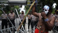 Sejumlah petugas kepolisian tampak berjaga di area aksi unjuk rasa yang berada di kawasan Patung Kuda, Jakarta.