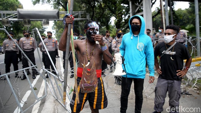 Potret Aksi Mahasiswa di Kawasan Patung Kuda Sejumlah mahasiswa Papua gelar aksi unjuk rasa di kawasan Patung Kuda, Jakarta. Aksi mereka diadang petugas kepolisian saat hendak gelar demo di Istana Negara.