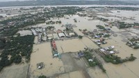 Pejabat setempat mengatakan banyak daerah di bagian utara yang terendam banjir terburuk dalam empat dekade terakhir. (Ace Morandante/Malacanang Presidential Photographers Division via AP)