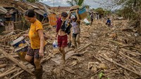 Lumpur tebal dan puing-puing menutupi banyak desa di ibu kota Filipina dan provinsi sekitarnya setelah Topan Vamco menyebabkan banjir yang meluas.  