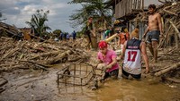 Ketika banjir mulai surut di beberapa wilayah, warga kembali ke rumah mereka untuk menyelamatkan benda berharga miliknya.  
