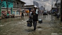 Diketahui, banjir rob merendam kawasan Muara Angke, Jakarta. Banjir rob tersebut membuat sejumlah aktivitas warga menjadi terganggu. Namun, tak sedikit pula yang tetap melakukan aktivitas meski di tengah banjir.