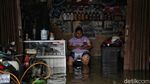 Potret Para Pencari Rezeki di Tengah Banjir Rob Muara Angke