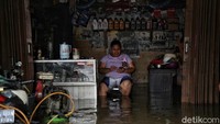 Banjir rob yang melanda kawasan Muara Angke tak menjadi halangan bagi sejumlah warga untuk tetap membuka usaha mereka.