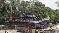 Bangunan ini berbentuk perahu Cadik yang terletak di tepi Sungai Progo.