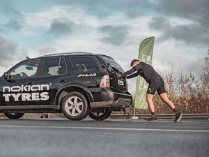 Pecah! Rekor Dorong Mobil Sejauh 1,6 Km Dalam 13 Menit